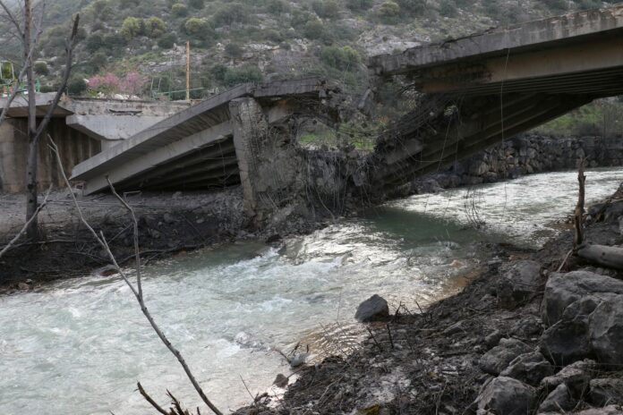 جسر طيرفلسيه المدمر في جنوب لبنان